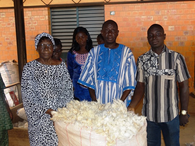 Remise symbolique de laine par le fournisseur au proviseure du lycée professionnel Yennega.