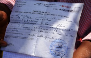 Un des voisins qui filmait la scène s'est vu retirer son téléphone portable et sommé de payer 12 000 F CFA - © Burkina 24
