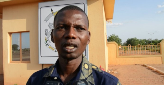 Hervé Tapsoba, porte-parole des militaires radiés, le 17 mai 2016 devant le ministère de la défense - © Burkina 24