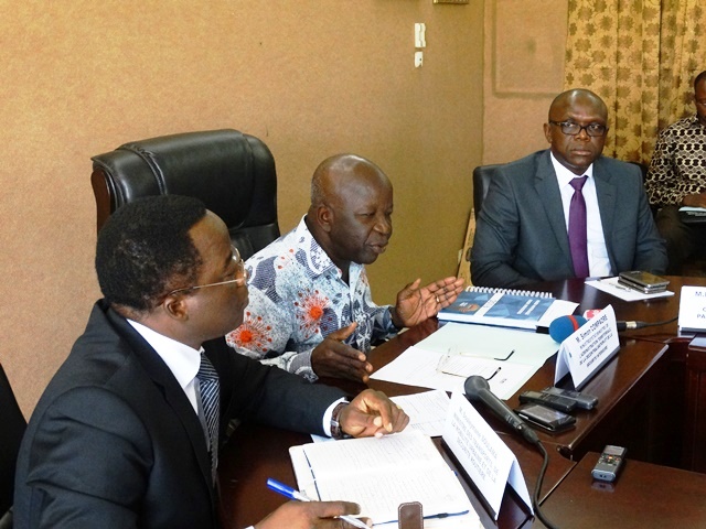La délégation ministérielle avec à sa tête le ministre d'Etat, ministre de la sécurité intérieure a rencontré les responsables des compagnies de transports en commun.© Burkina24