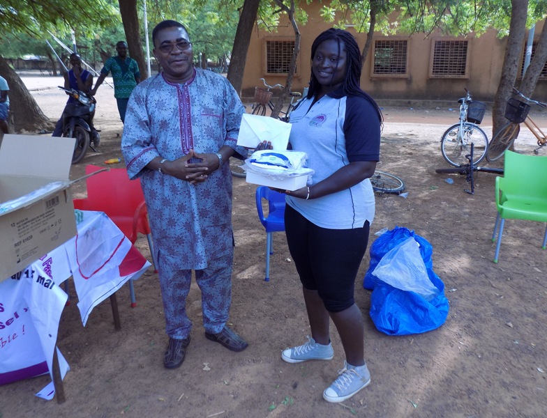 Le Directeur exécutif de l’ABBEF a remis des cadeaux à la Présidente du Réseau des jeunes ambassadeurs pour la PF au Burkina.