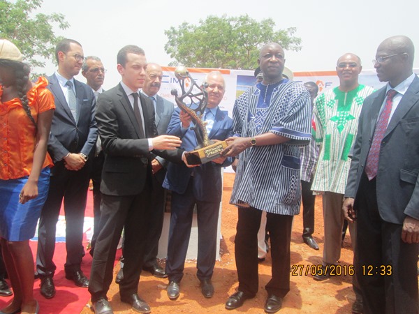 Le Premier ministre a reçu des cadeaux de la main des investisseurs