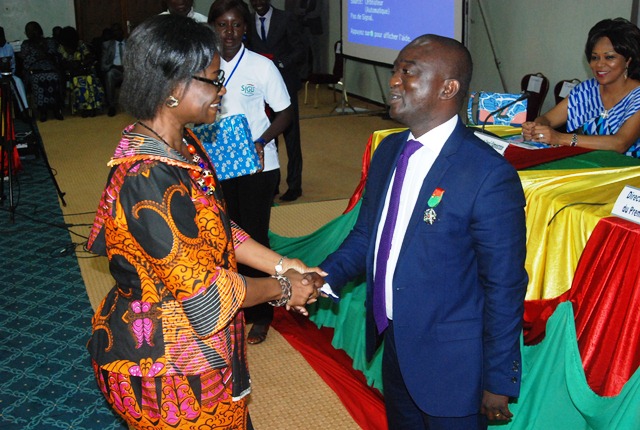 Le représentant d'ICF, Hubert Hourizene décoré à l'occasion par la ministre en charge de l'économie qui a présidé la cérémonie