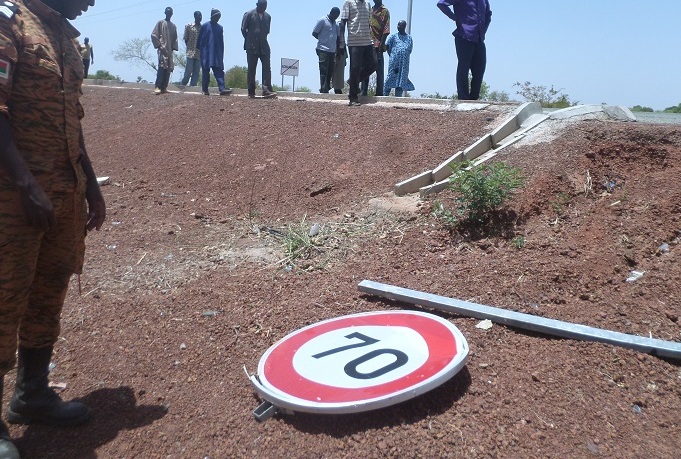 Le panneau de signalisation arraché par la violence de l’accident