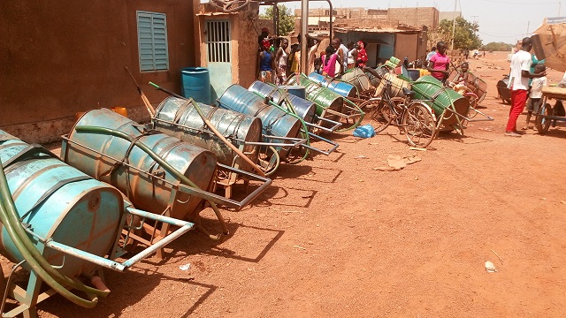 Des barriques d'eau en attente © Burkina24