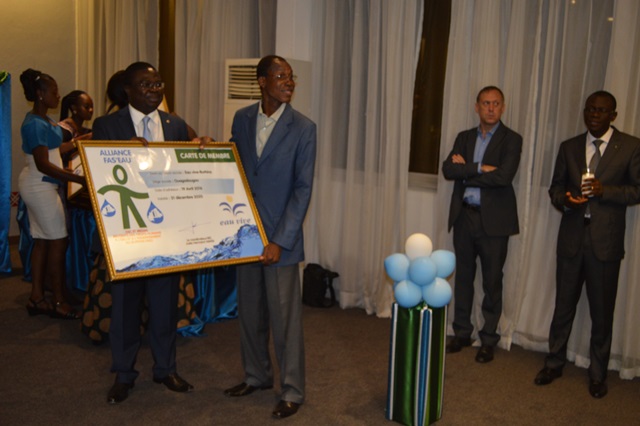 Remise de la carte de membre de l'Aliiance FAS'EAU