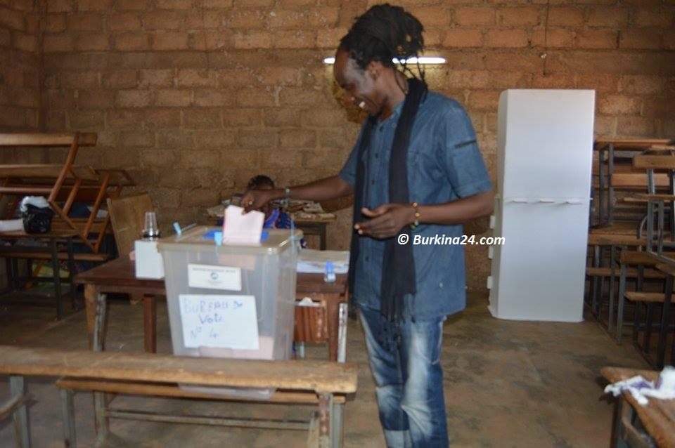 Sana Bob effectuant son vote 