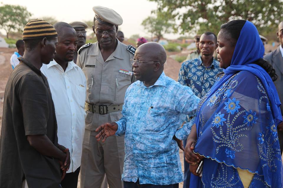 Le ministre de la sécurité échangeant avec les membres du défunt - © Dircom MATDSI