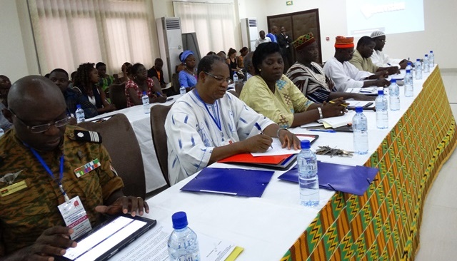 Responsables de sécurité et leaders religieux et coutumiers sont présents à la rencontre.