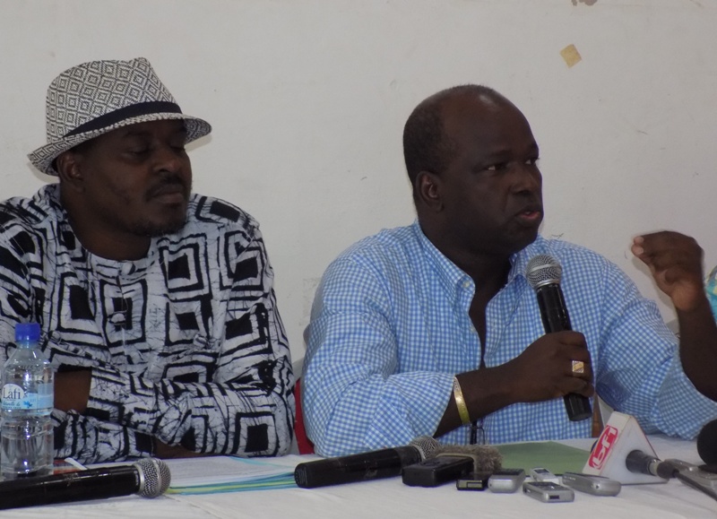 Le président du SYNATE-BTP, Mahamoudou Diallo (Micro en main) et le SG du SYNATE-BTP, Abdoul Savadogo (à sa droite).