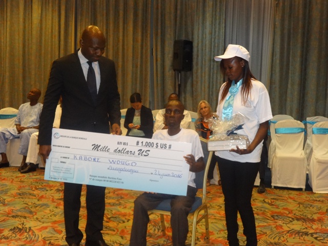 Kaboré Wougo, recevant son prix des mains du représentant résidant de la Banque mondiale