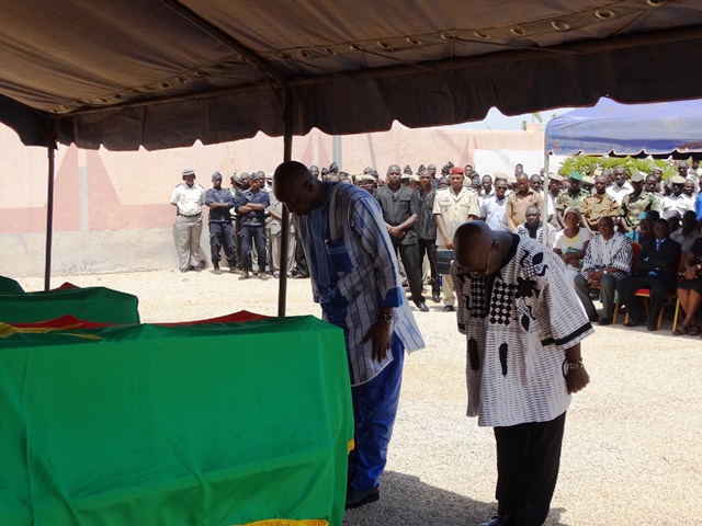 Le Premier ministre et le ministre de la sécurité intérieure s'inclinent devant les corps des 3 assistants de police - © Burkina24