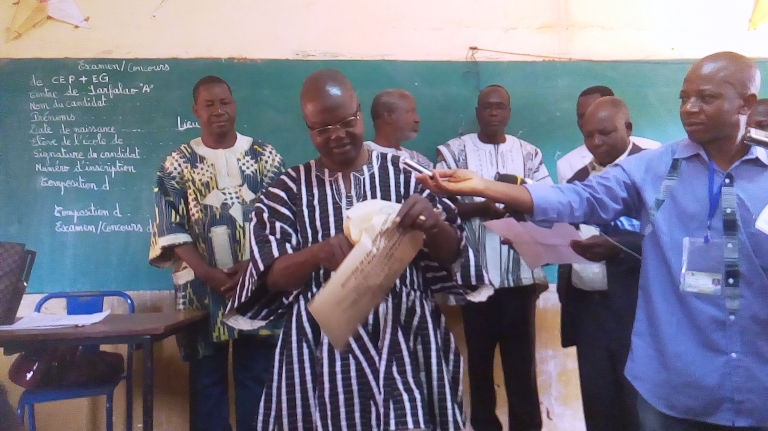 Le gouverneur a ouvert l'enveloppe devant tout les acteurs de l'éducation