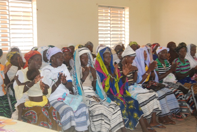 Les bénéficiaires ont remercié les iniateurs du projet par de multiples applaudissements