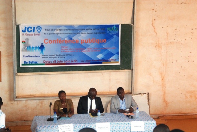 Les officiels de la cérémonie en compagnie de la présidente de la JCI universitaire Ouaga soleil, Oumi Natacha Fofana (gauche)