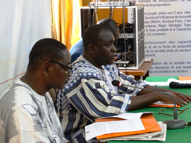 Souleymane Drabo (représentant du PCA SPONG) avec à sa gauche El Hadj Issoufou Maiga, président de L'OTRAF