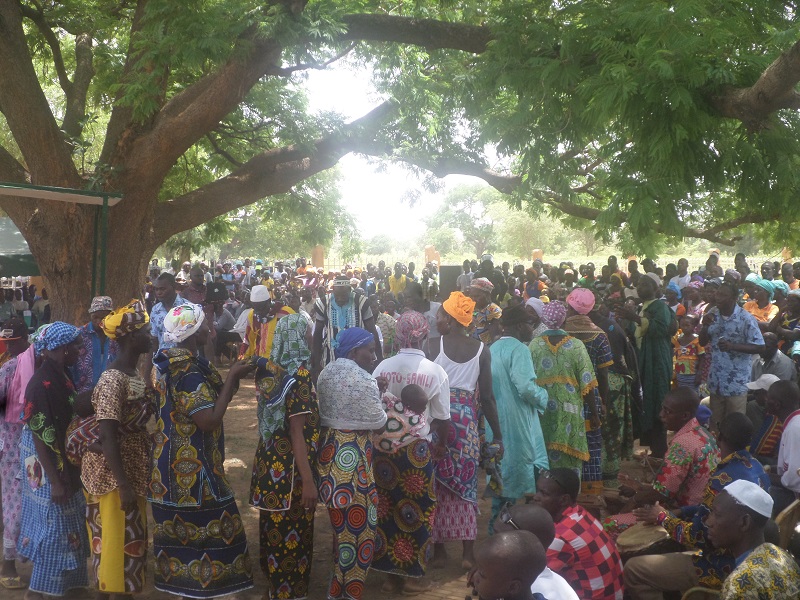 La population sortie nombreuse pour célébrer leur union