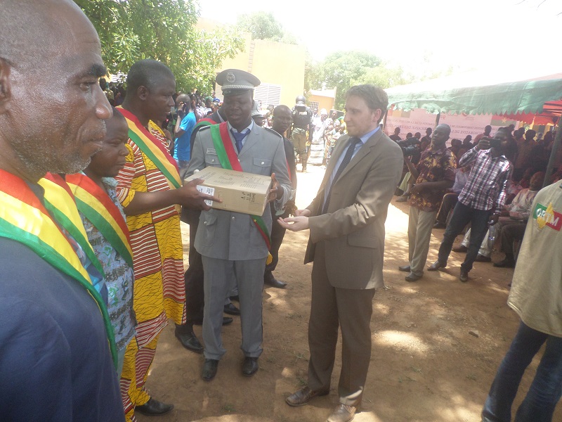 Le représentant de la coopération allemande GIZ remettant du matériel au GLCT