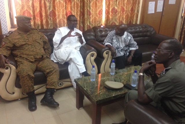 Le gouverneur Ousmane Traoré (en blanc) avec le ministre de la sécurité intérieure Simon Compaoré (droite) et les deux premiers responsables de la gendarmerie et de la police nationales.