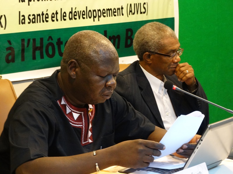 Mahama Ilboudo, président du réseau avec à sa gauche, le parrain Pr Guissou Pierre Innocent.