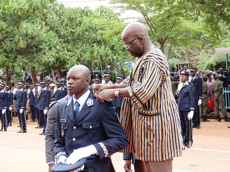 Le ministre de la sécurité intérieure portant au major de la Promotion des élèves commissaires ses épaulettes de commissaire de police. © Burkina24 