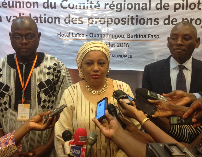 De gauche à droite, le ministre burkinabè de la santé, la ministre de la population du Niger et le directeur régional du Bureau UNFPA Afrique de l'Ouest et Centrale.