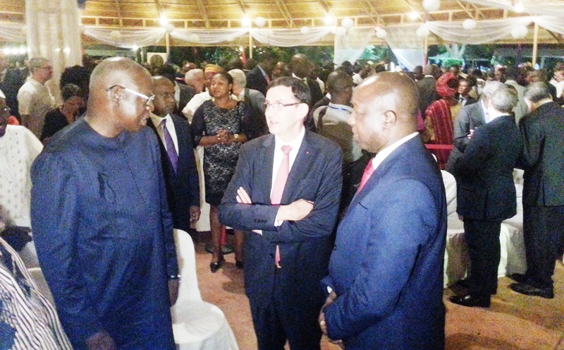 L'ambassadeur Gilles Thibault s'entretenant avec le Premier ministre Kaba Thiéba et le Président de l'Assemblée nationale Salifou Diallo
