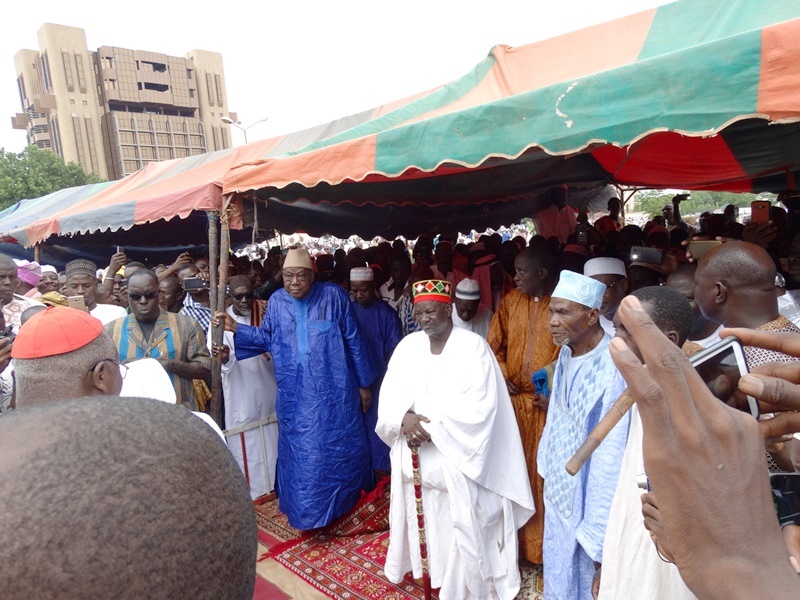 Le Mogho Naba Baongho avec face à lui le cardinal Philipe Ouédraogo