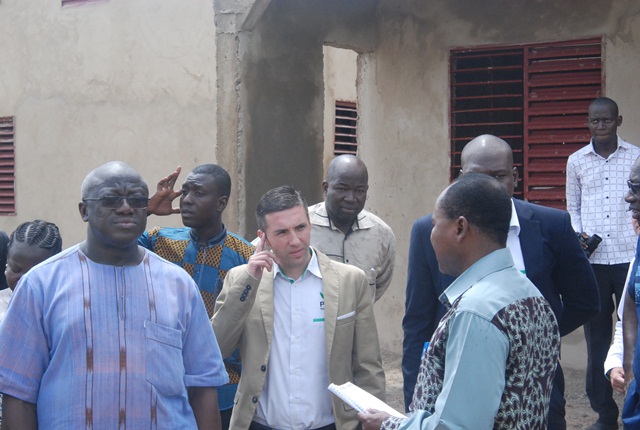 Le PDG de PNBF (au centre) procédant à la visite des constructions en cours avec le ministre (à gauche)