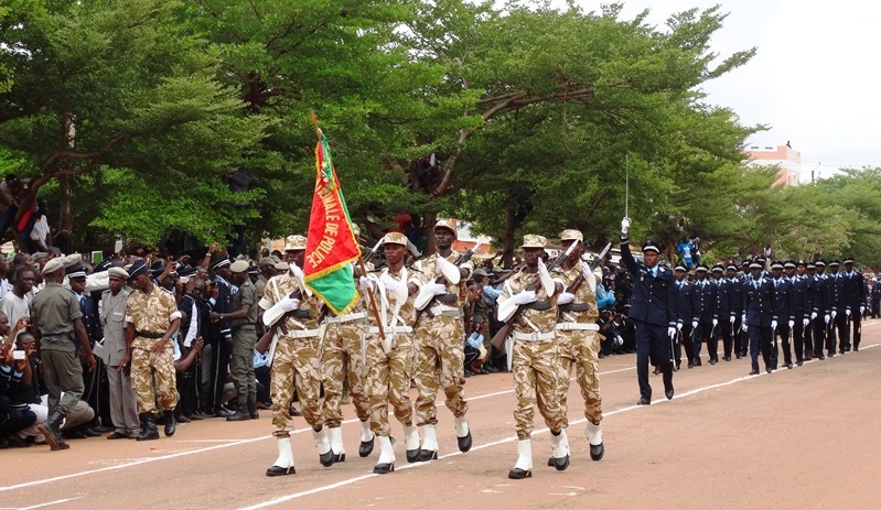 Le drapeau avec sa garde suivi de près par les élèves commissaires de police de la 45ème promotion en fin de formation © Burkina24