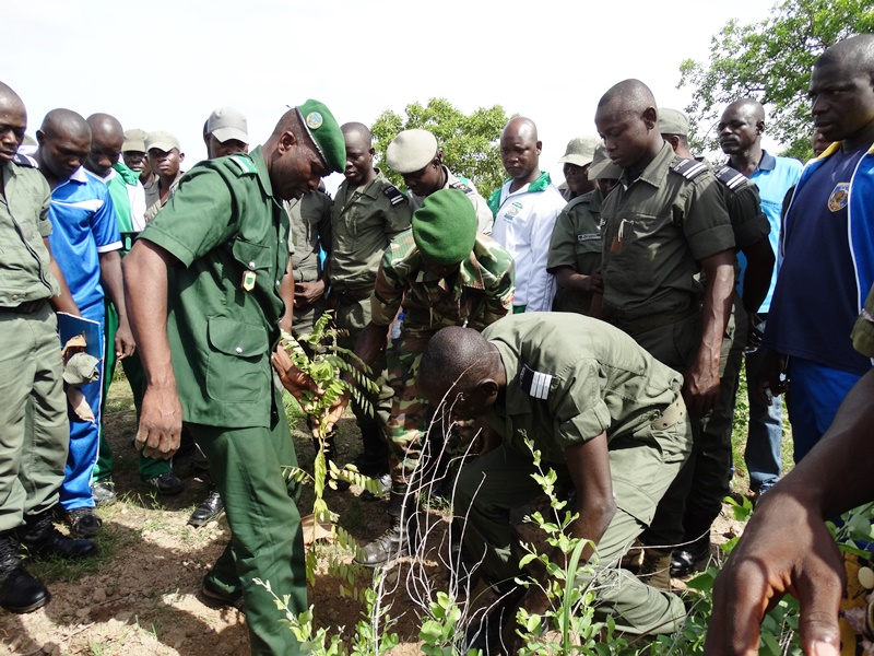 Le délégué général plantant symboliquement un arbre avec le représentant du parrain. © Burkina24