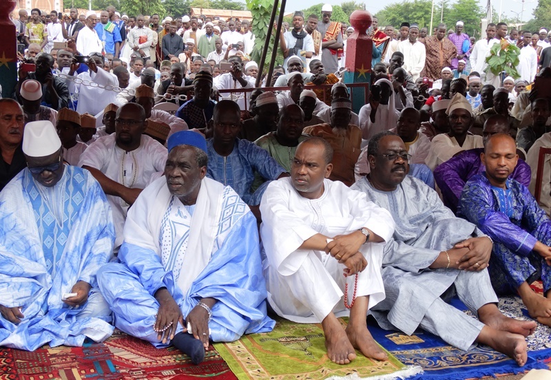 Les officiels écoutant avec attention le prêche de l'Imam Aboubacar Sana.