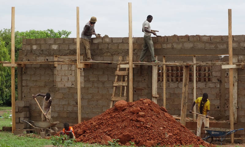 L'unité d'étuvage de Kienfangué est en pleine construction. © Burkina24