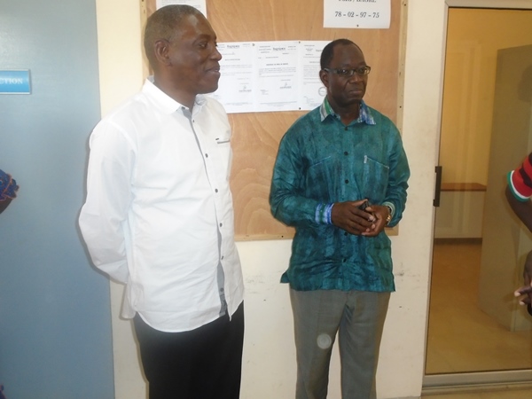 Le Directeur régional de l’UNFPA, Mabingué Ngom (blanc) rassurant le directeur général de Bagré Pôle que le partenariat va se renforcer davantage 