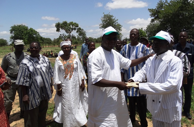 Remise du prix pour le meilleur bosquet par Lassina Sawadogo, représentant le ministre de l'environnement. © Burkina24 