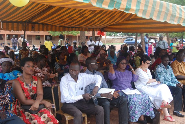 Une vue des parents d'élèves au cours de la cérémonie