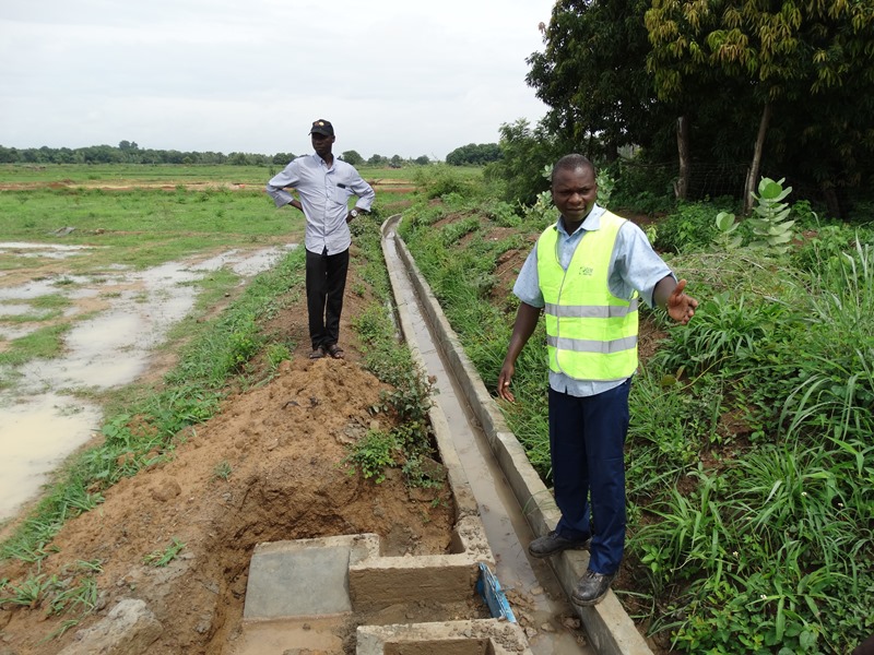 Yacouba Traoré, coordonnateur des travaux de construction des canaux secondaires sur le lit de la superficie irriguée de Boulbi. © Burkina24