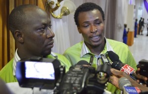 de la gauche à la droite, Ousmane Bamogo (Kélékakouka) et Siatik (Irissa Nikiéma)