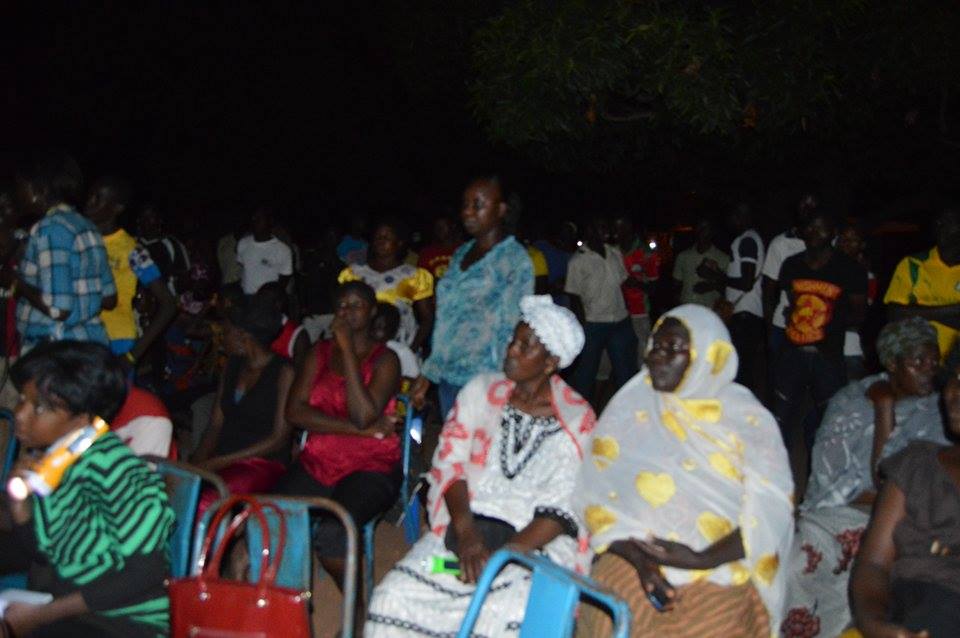 Des femmes suivant une projection - © Burkina24