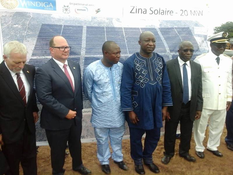 Les officiels lors du lancement des travaux de construction de la centrale solaire de Zina. (© Primature)