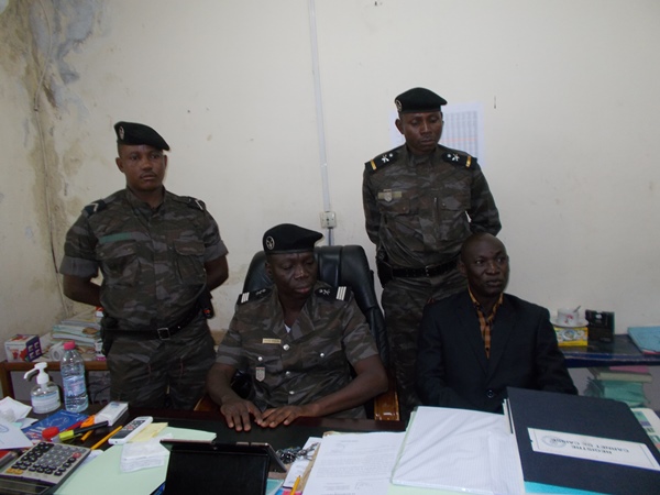 1)Le chef de brigade de Tenkodogo, Dominique Wangraoua (béret) invite la population à dénoncer  tout cas de fraude 