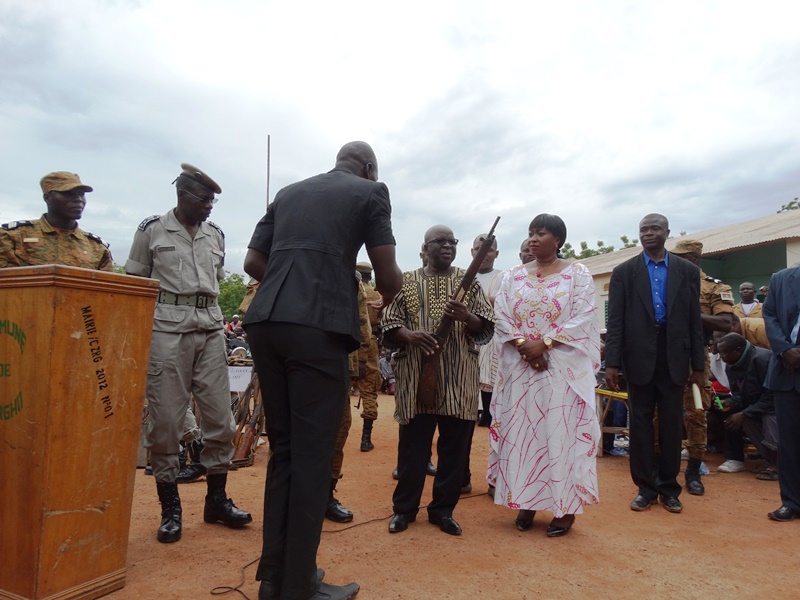 Seydou Bikienga a remis officiellement ue des armes récupérées au ministre de la sécurité intérieure