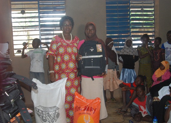Tout comme elle, les pensionnaires ont obtenu chacune un kit scolaire, un sac de maïs et un sac de riz
