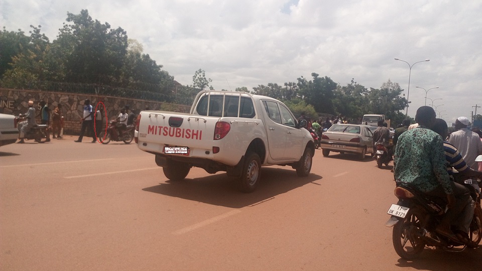 L'automobiliste (encerclé en rouge) a été mis aux arrêts - © Burkina24