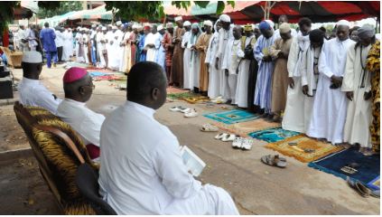 Archevêque Paul Ouédraogo en compagnie d'autres leaders religieux à la place de la nation en août 2012 © screenshot.