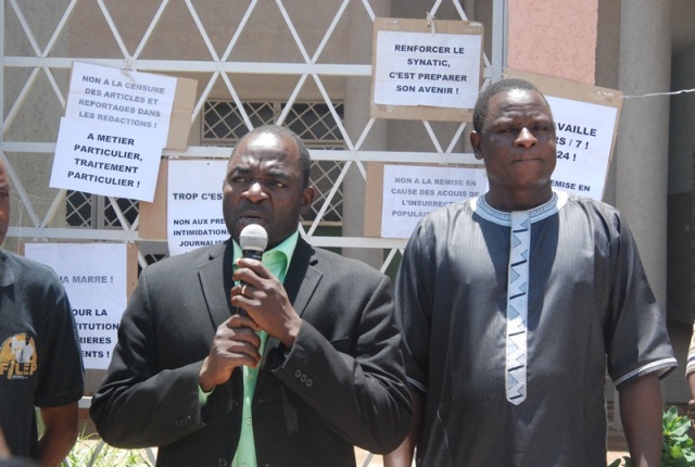 Bassolma Bazié (à gauche) et le président de mois de l'UAS ont reitéré leur soutien aux travailleurs des medias publics en grève