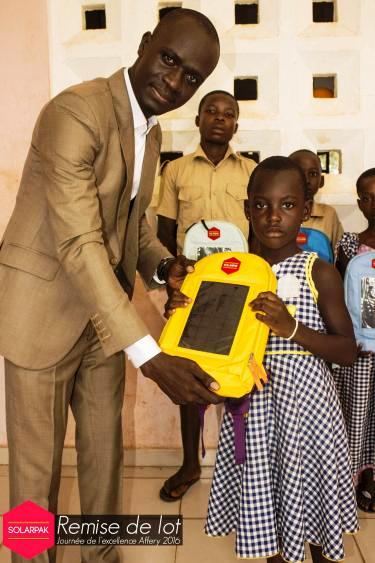 Evariste a remis des cartables à des enfants ivoiriens. (Photo : France 24)