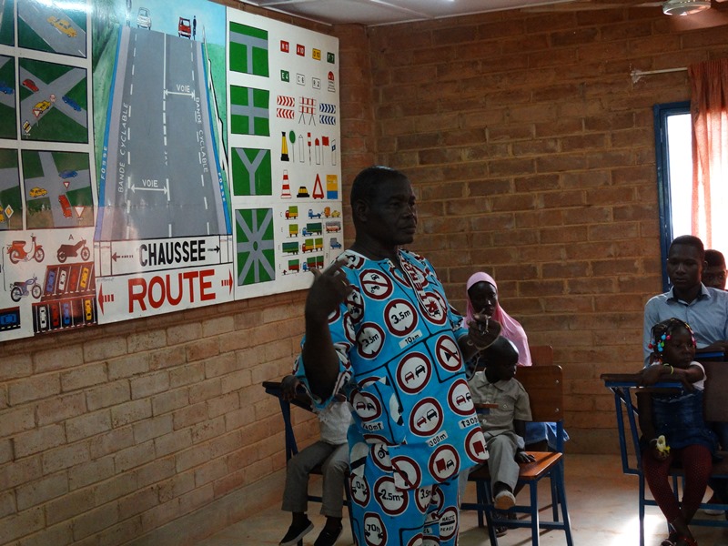 Lada Daniel Zombré, président de l'AERE expliquant aux enfants comment se comporter en circulation © Burkina24 