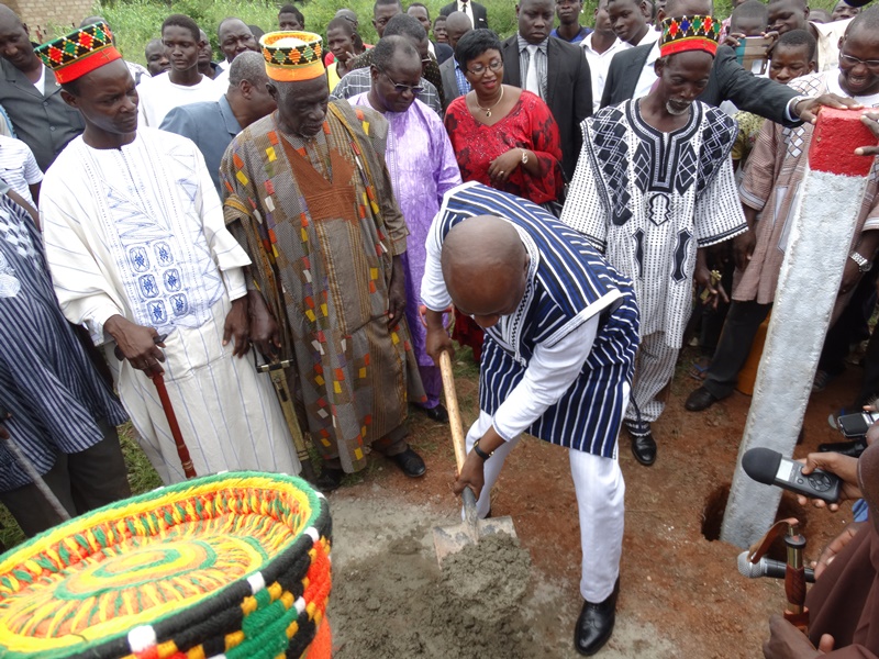 Le Premier ministre a procédé à la délimitation du site par la construction des balises. © Burkina24