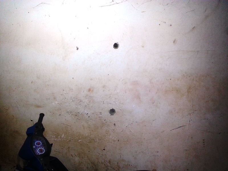 Les balles ont perforé le mur et ont traversé le poste de police -  © Burkina24